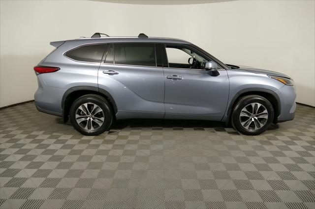 Used 2021 Toyota Highlander XLE with VIN 5TDHZRBH4MS080714 for sale in Nashua, NH